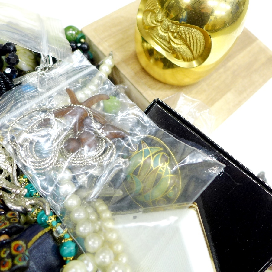 【 大量まとめ 】 メッキ 製品 ネックレス リング ピアス タイピン カフス ブローチ など アクセサリー 総重量7.1kg 111626 【 1円 】_画像2