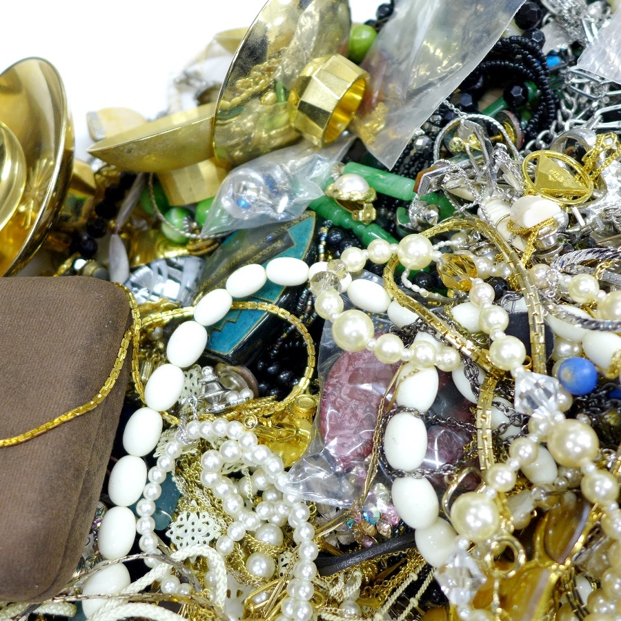 【 大量まとめ 】 メッキ 製品 ネックレス リング ピアス タイピン カフス ブローチ など アクセサリー 総重量7.1kg 111626 【 1円 】_画像7