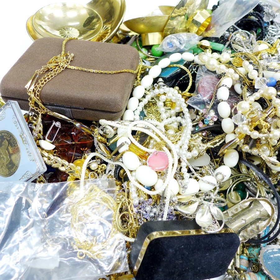 【 大量まとめ 】 メッキ 製品 ネックレス リング ピアス タイピン カフス ブローチ など アクセサリー 総重量7.1kg 111626 【 1円 】_画像6