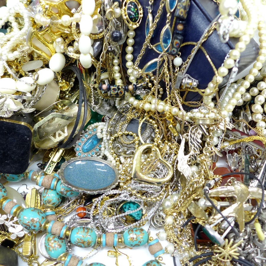 【 大量まとめ 】 メッキ 製品 ネックレス リング ピアス タイピン カフス ブローチ など アクセサリー 総重量7.1kg 111626 【 1円 】_画像4