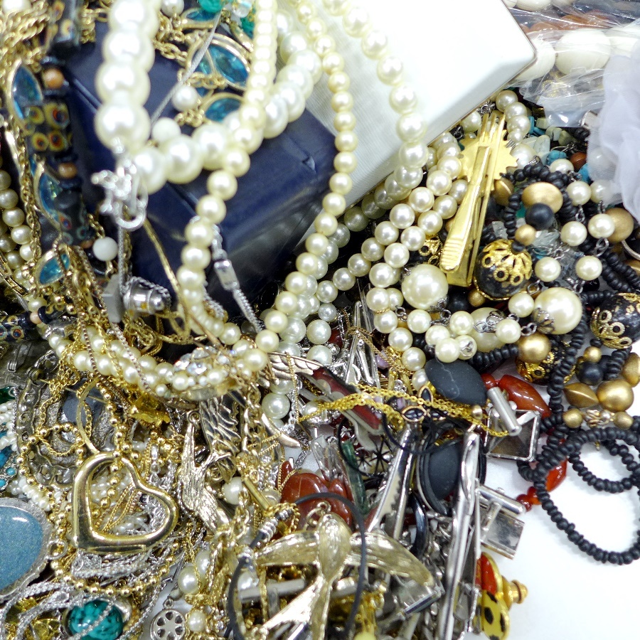 【 大量まとめ 】 メッキ 製品 ネックレス リング ピアス タイピン カフス ブローチ など アクセサリー 総重量7.1kg 111626 【 1円 】_画像3