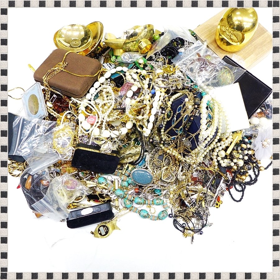 【 大量まとめ 】 メッキ 製品 ネックレス リング ピアス タイピン カフス ブローチ など アクセサリー 総重量7.1kg 111626 【 1円 】_画像1