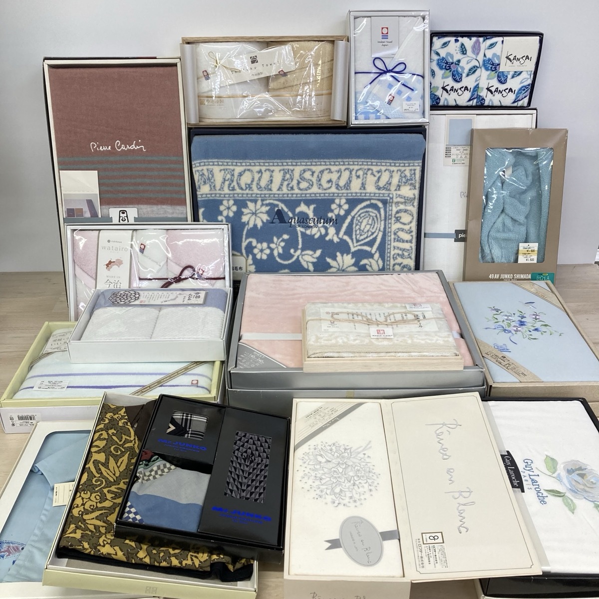 現状品 未使用品 ギフト用品　まとめ　タオル　毛布　シーツ　エプロン　靴下　ハンカチ　Christian Dior 今治など　18点[X0500]_画像1