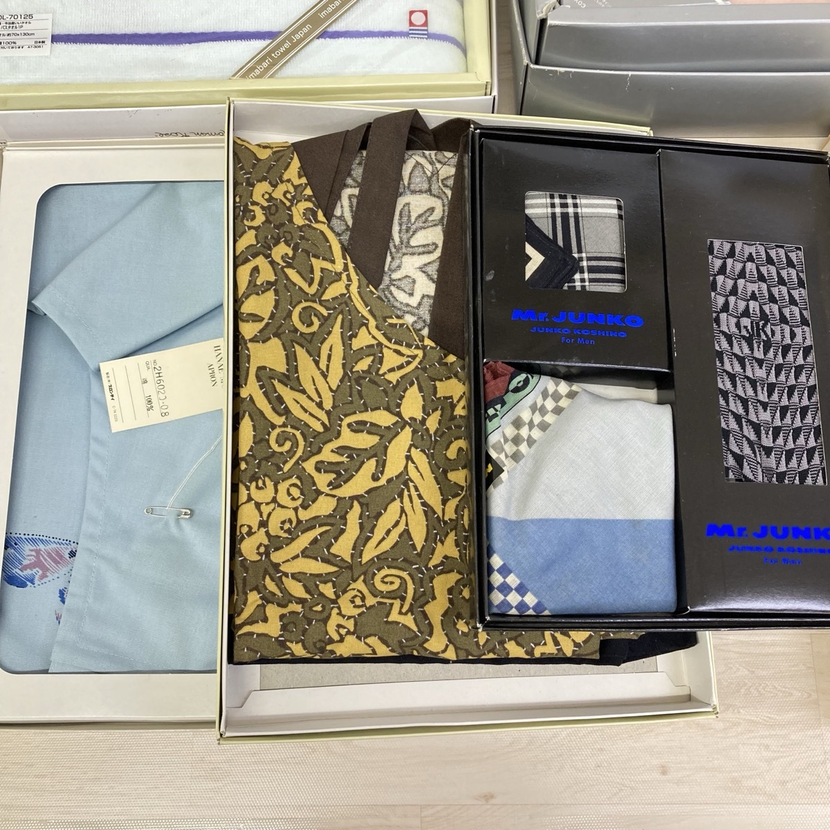 現状品 未使用品 ギフト用品　まとめ　タオル　毛布　シーツ　エプロン　靴下　ハンカチ　Christian Dior 今治など　18点[X0500]_画像8