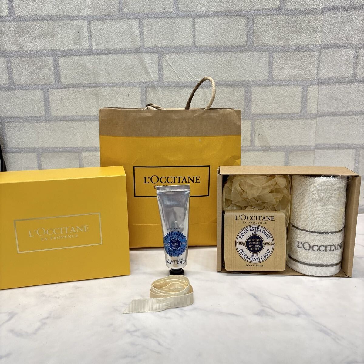 未使用 L'OCCITANE ハンドタオル ハンドクリーム ソープ 石鹸 セット 新品 箱、紙袋付き_画像1