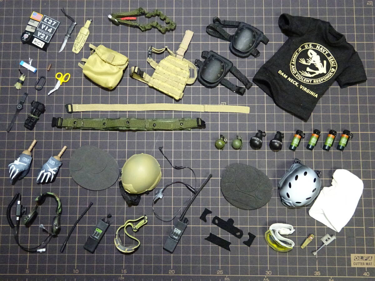 SOLDIERSTORY　ソルジャーストーリー　1/6　グレネード　ヘルメット　ニーパッド　無線機　ミリタリー　フィギュア　装備　ルーズ　パーツ_画像1