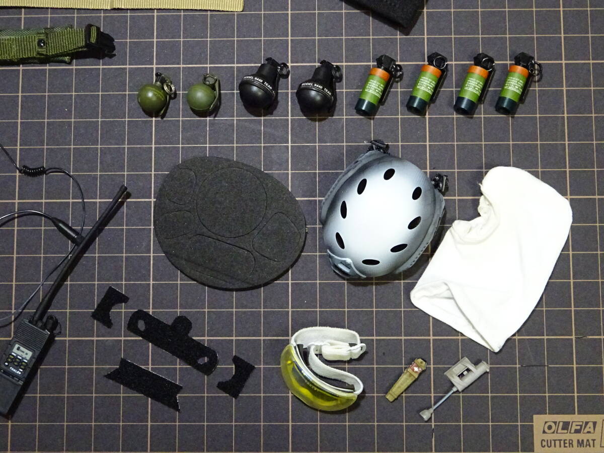 SOLDIERSTORY　ソルジャーストーリー　1/6　グレネード　ヘルメット　ニーパッド　無線機　ミリタリー　フィギュア　装備　ルーズ　パーツ_画像5