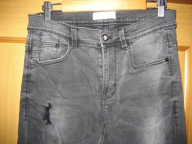 送料込み！ZARA MAN　ザラ　マンのダメージ加工ブラックデニムのアンクル丈のスキニースリムストレッチジーンズ31_画像2