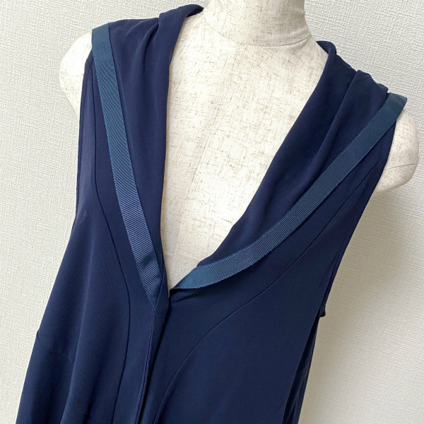 #anc キャラオクルス CARAOCRUZ レリアン Leilian ベスト ジレ 9 紺 シンプル フード付き 美品 レディース [894108]_画像4