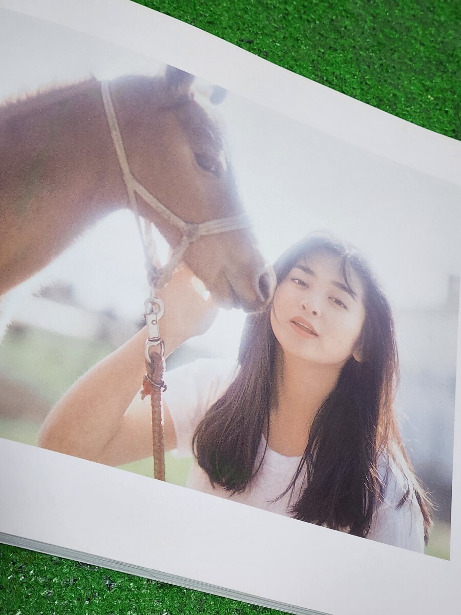 斉藤由貴　写真集　「優駿 ORACION」　1988年初版本　フジテレビ開局30周年記念作品　当時本_画像5