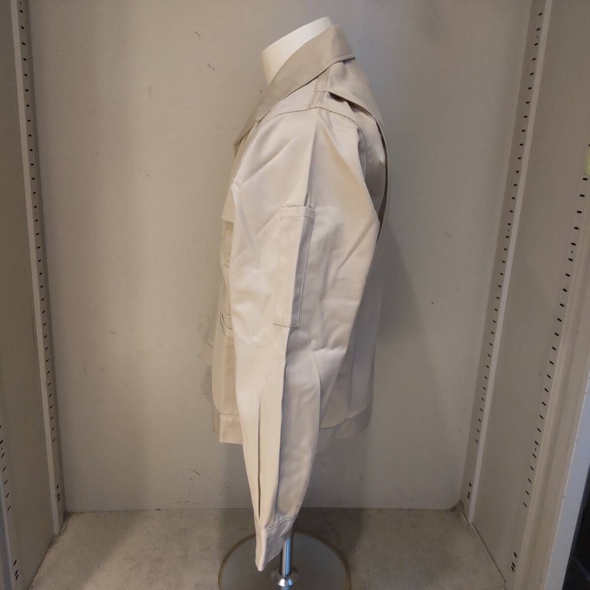 Y111811■(21)未使用 自重堂 TomoeSAKURA 秋冬 エコ製品制電ジャンパー 3300 ボタン Sサイズ ベージュ 作業服 作業着 保管品■_画像2