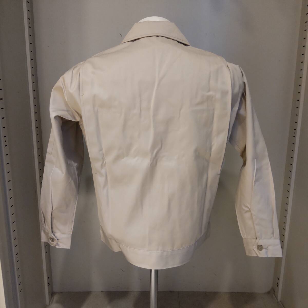 Y111811■(21)未使用 自重堂 TomoeSAKURA 秋冬 エコ製品制電ジャンパー 3300 ボタン Sサイズ ベージュ 作業服 作業着 保管品■_画像3