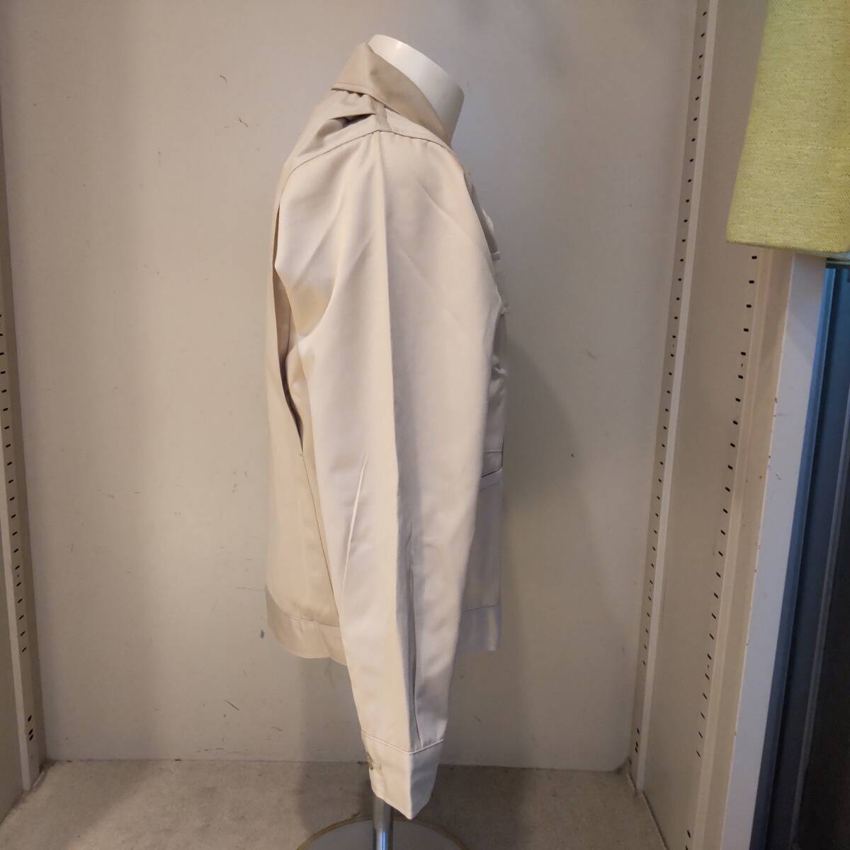 Y111811■(21)未使用 自重堂 TomoeSAKURA 秋冬 エコ製品制電ジャンパー 3300 ボタン Sサイズ ベージュ 作業服 作業着 保管品■_画像4