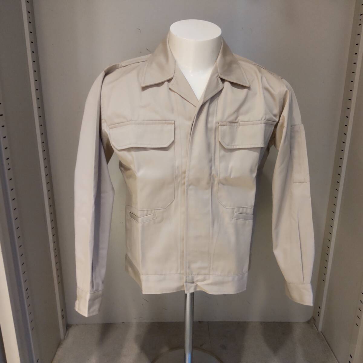 Y111811■(21)未使用 自重堂 TomoeSAKURA 秋冬 エコ製品制電ジャンパー 3300 ボタン Sサイズ ベージュ 作業服 作業着 保管品■_画像1