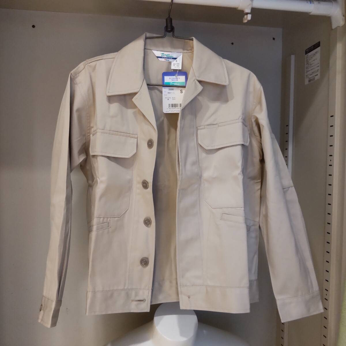 Y111811■(21)未使用 自重堂 TomoeSAKURA 秋冬 エコ製品制電ジャンパー 3300 ボタン Sサイズ ベージュ 作業服 作業着 保管品■_画像5