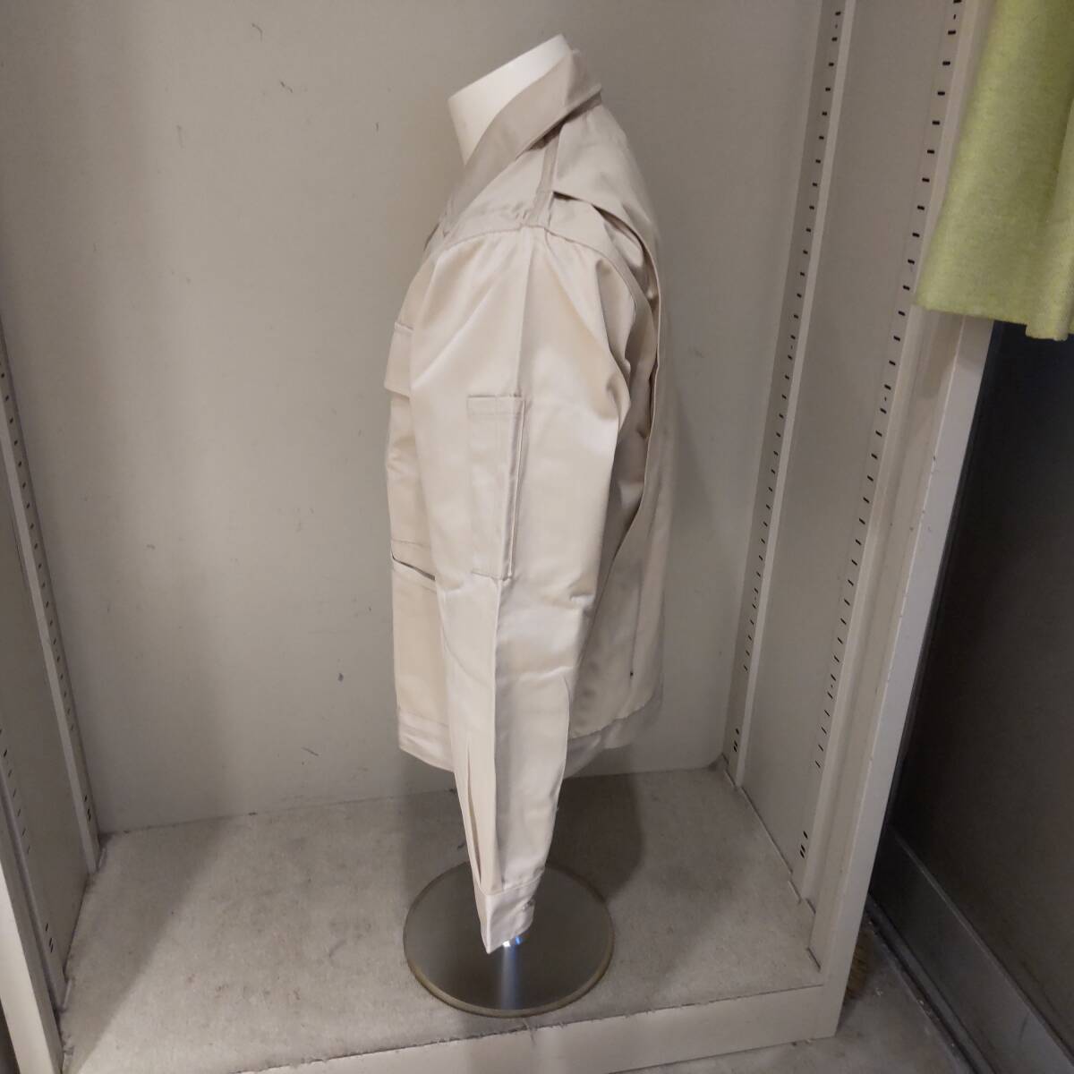 Y111810■(20)未使用 自重堂 TomoeSAKURA 秋冬 エコ製品制電ジャンパー 3300 ボタン Mサイズ ベージュ 作業服 作業着 保管品■_画像2