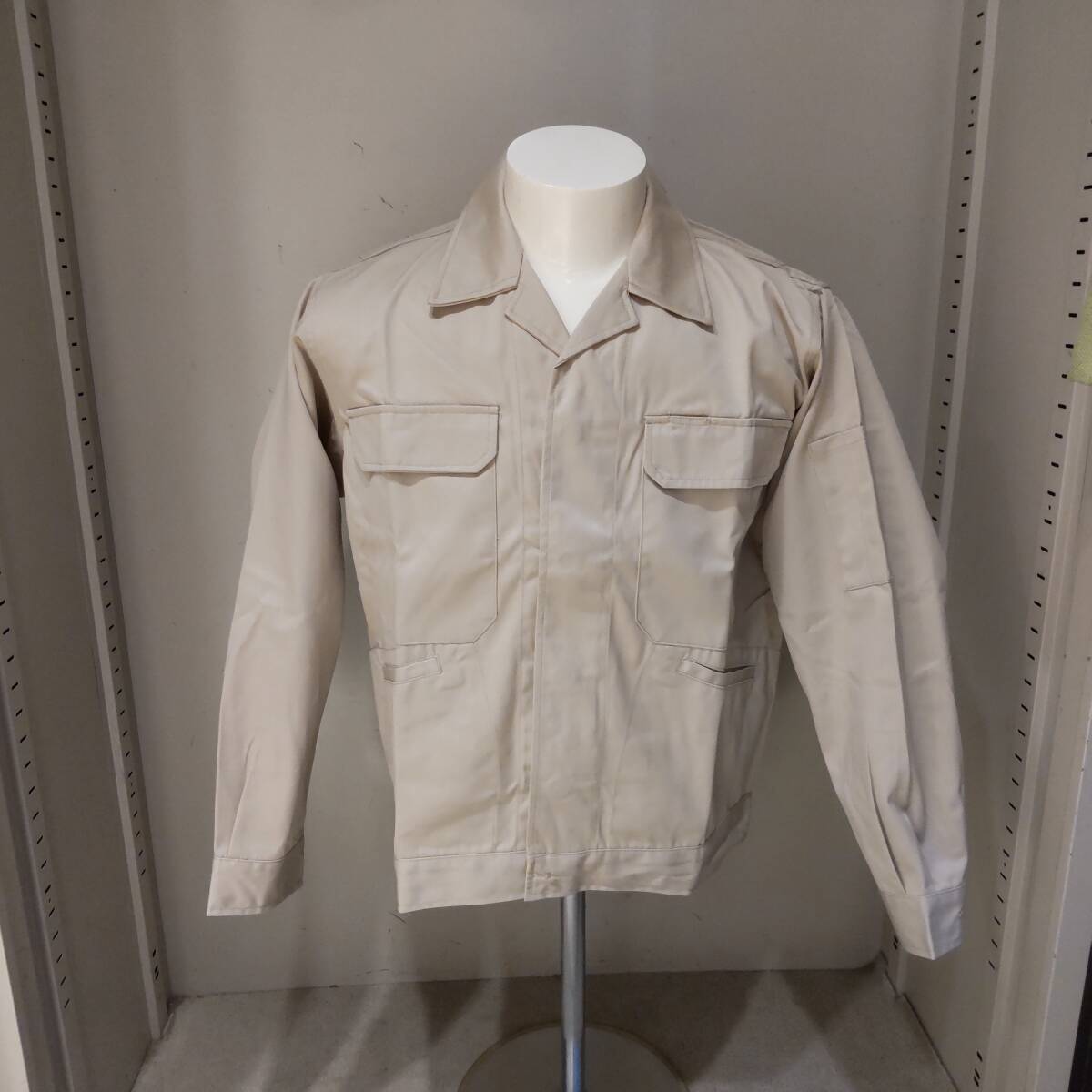 Y111810■(20)未使用 自重堂 TomoeSAKURA 秋冬 エコ製品制電ジャンパー 3300 ボタン Mサイズ ベージュ 作業服 作業着 保管品■_画像1