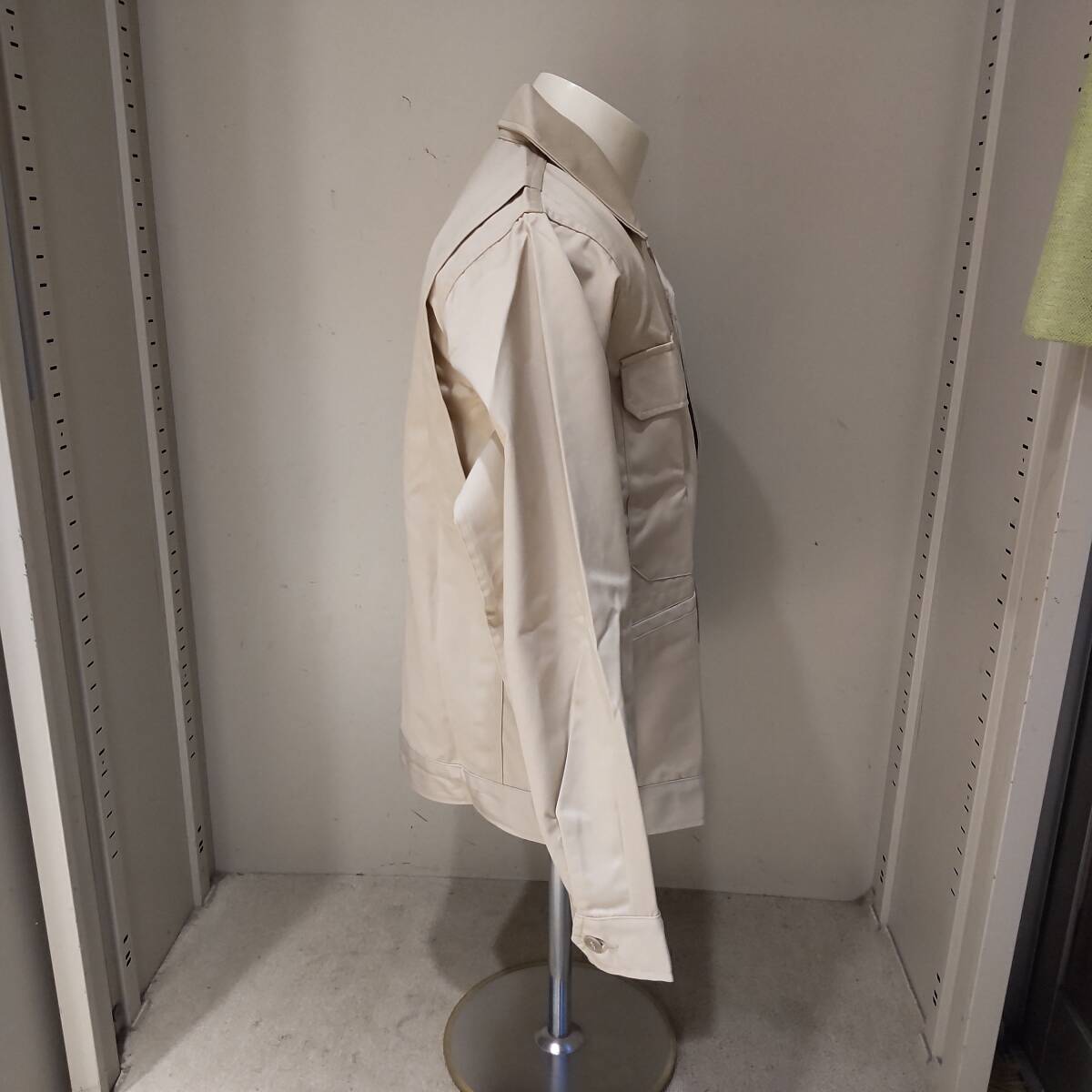 Y111810■(20)未使用 自重堂 TomoeSAKURA 秋冬 エコ製品制電ジャンパー 3300 ボタン Mサイズ ベージュ 作業服 作業着 保管品■_画像4