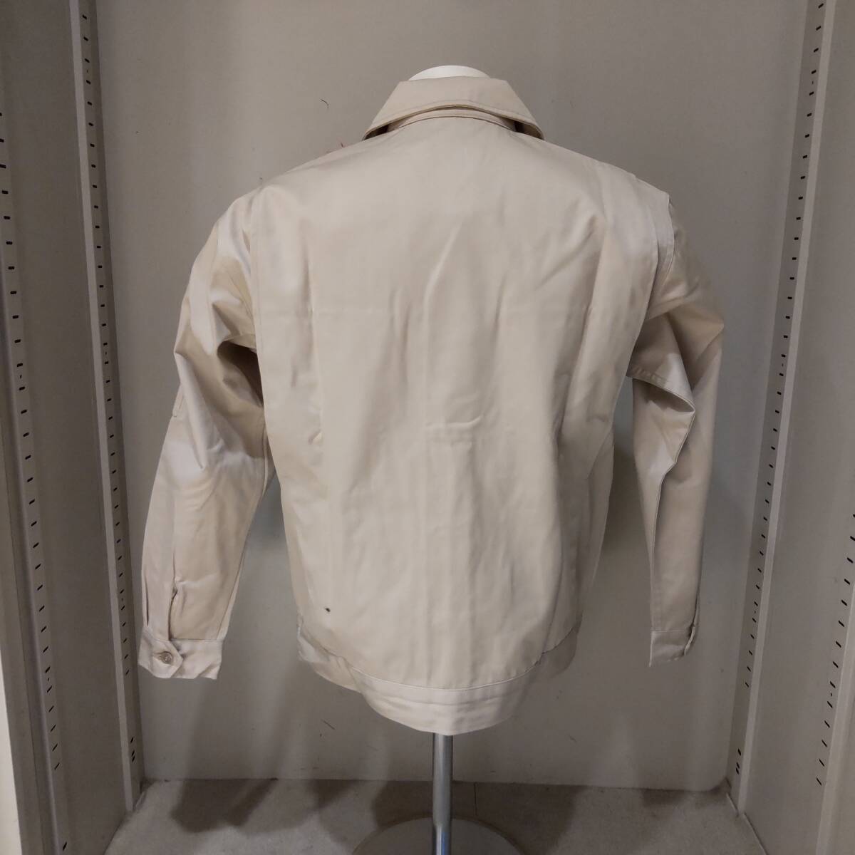 Y111810■(20)未使用 自重堂 TomoeSAKURA 秋冬 エコ製品制電ジャンパー 3300 ボタン Mサイズ ベージュ 作業服 作業着 保管品■_画像3