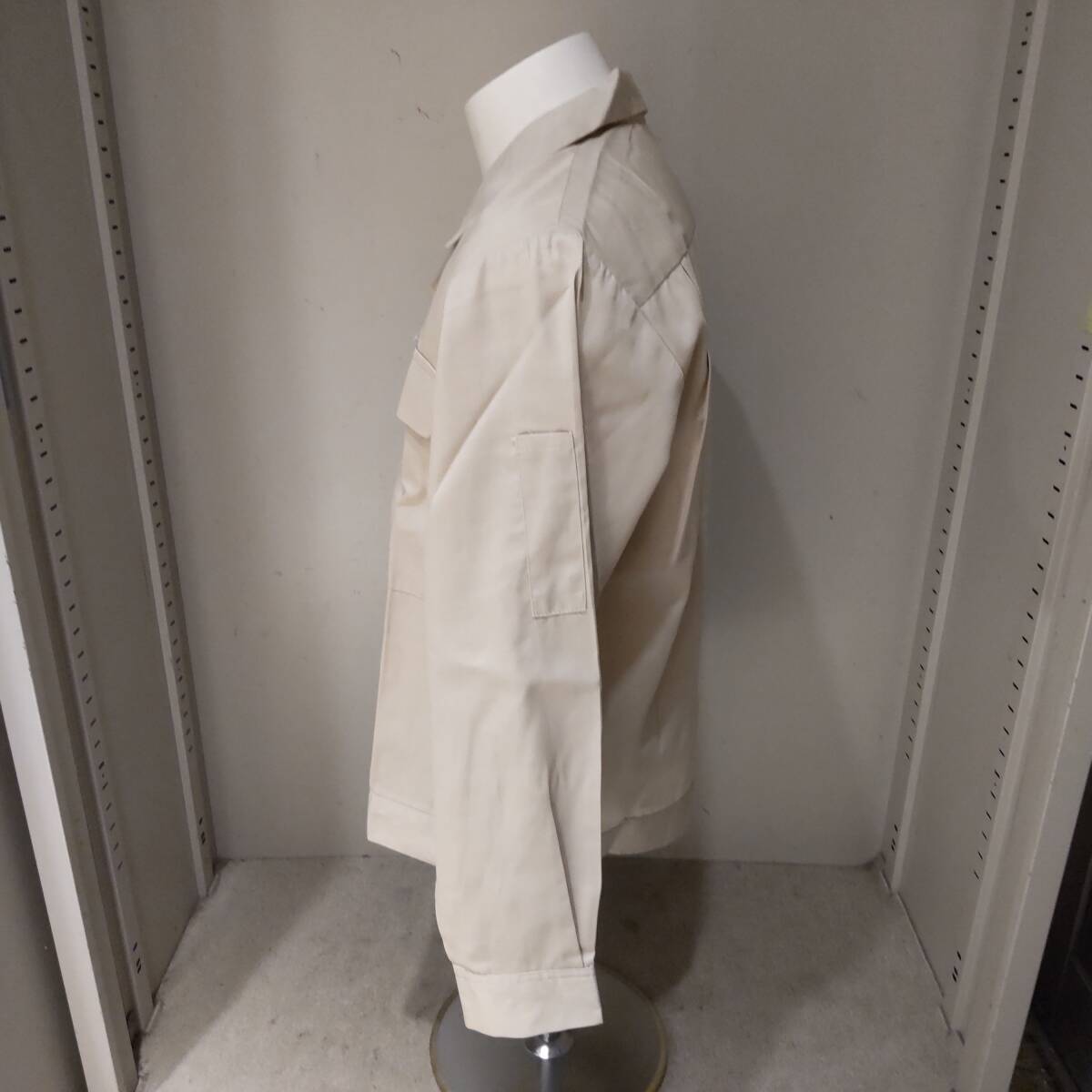 Y111901■(22)未使用 自重堂 TomoeSAKURA 春夏 エコ製品制電ジャンパー 6058 ボタン Lサイズ ベージュ 作業服 作業着 保管品■_画像2