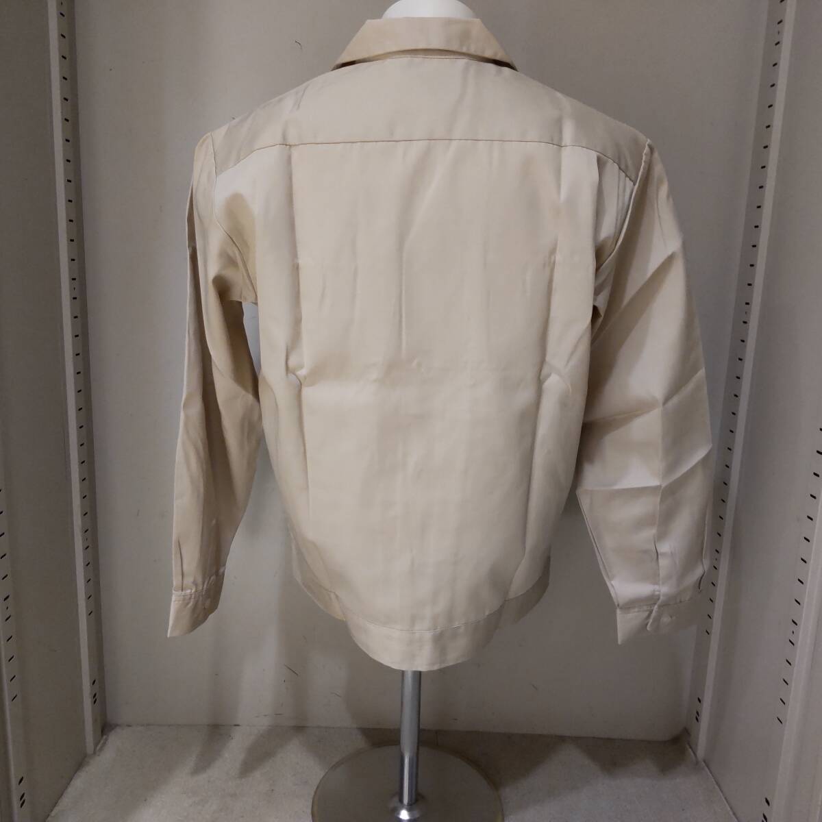 Y111901■(22)未使用 自重堂 TomoeSAKURA 春夏 エコ製品制電ジャンパー 6058 ボタン Lサイズ ベージュ 作業服 作業着 保管品■_画像3