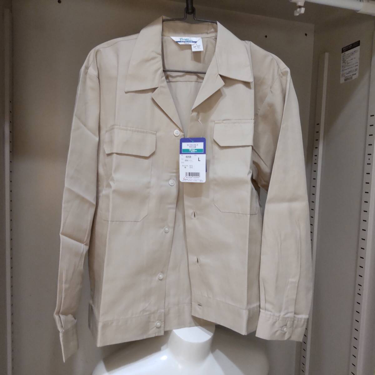 Y111901■(22)未使用 自重堂 TomoeSAKURA 春夏 エコ製品制電ジャンパー 6058 ボタン Lサイズ ベージュ 作業服 作業着 保管品■_画像6