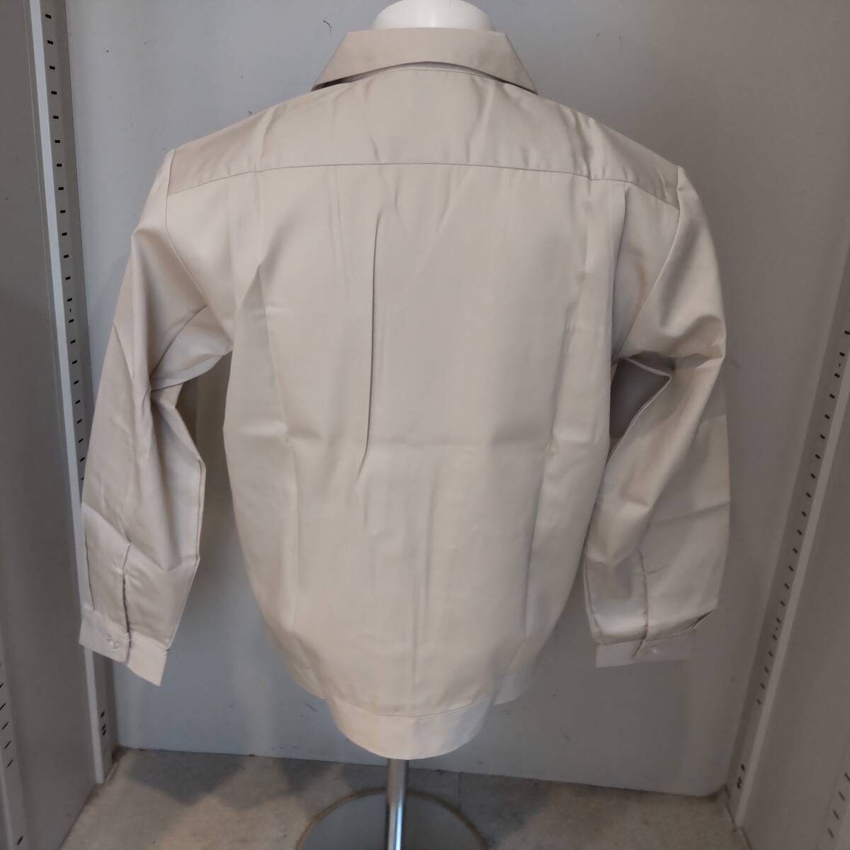 Y111902■(23)未使用 自重堂 TomoeSAKURA 春夏 エコ製品制電ジャンパー 6058 ボタン Mサイズ ベージュ 作業服 作業着 保管品■_画像4