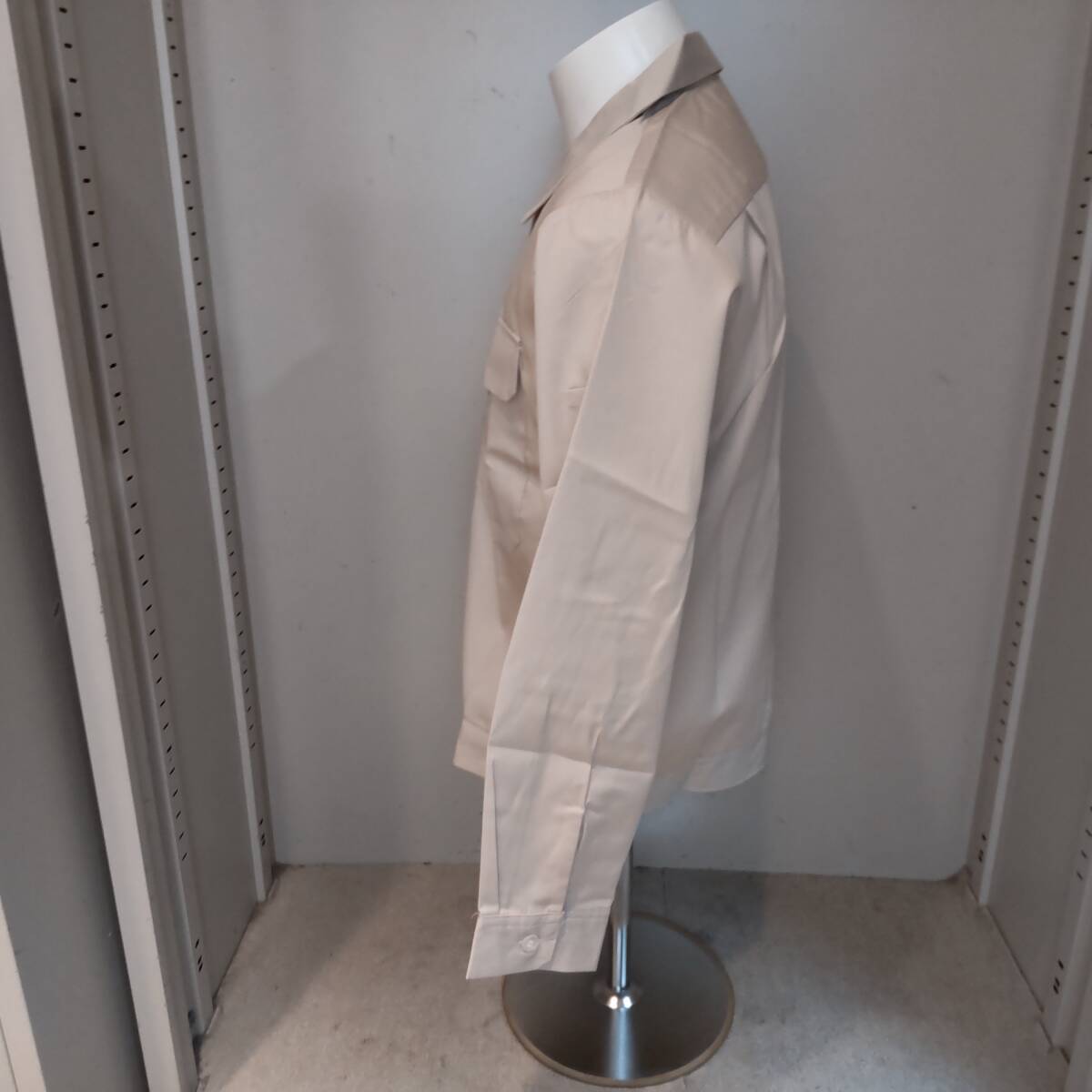 Y111902■(23)未使用 自重堂 TomoeSAKURA 春夏 エコ製品制電ジャンパー 6058 ボタン Mサイズ ベージュ 作業服 作業着 保管品■_画像3