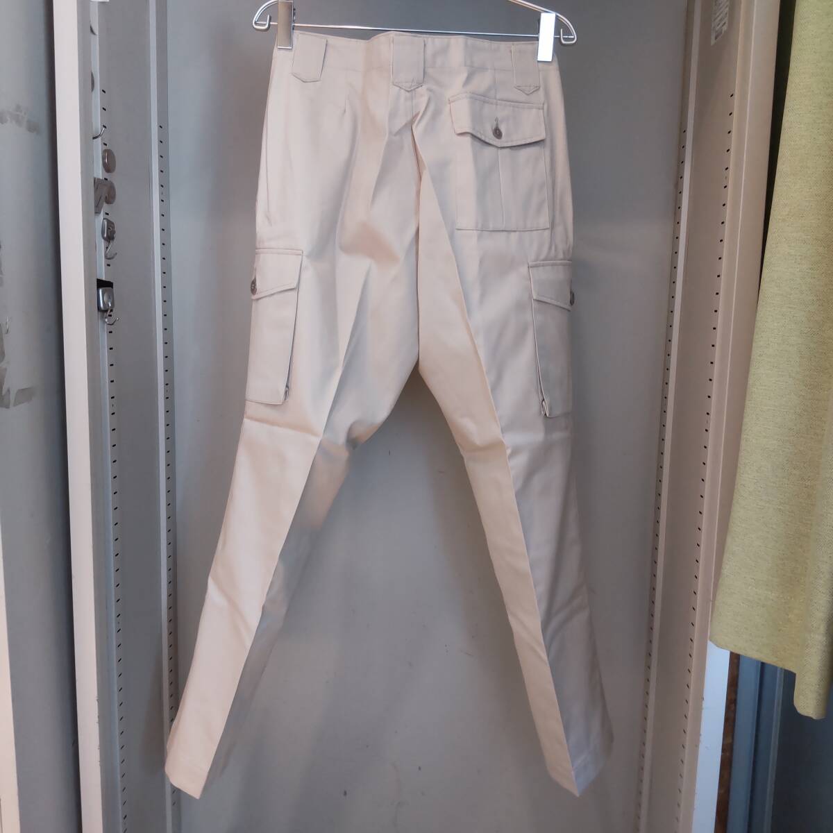 Y111906■(27)未使用 自重堂 TomoeSAKURA 秋冬 エコ製品制電カーゴパンツ 3320 サイズ91 3L? ベージュ 作業服 作業着 保管品■_画像3