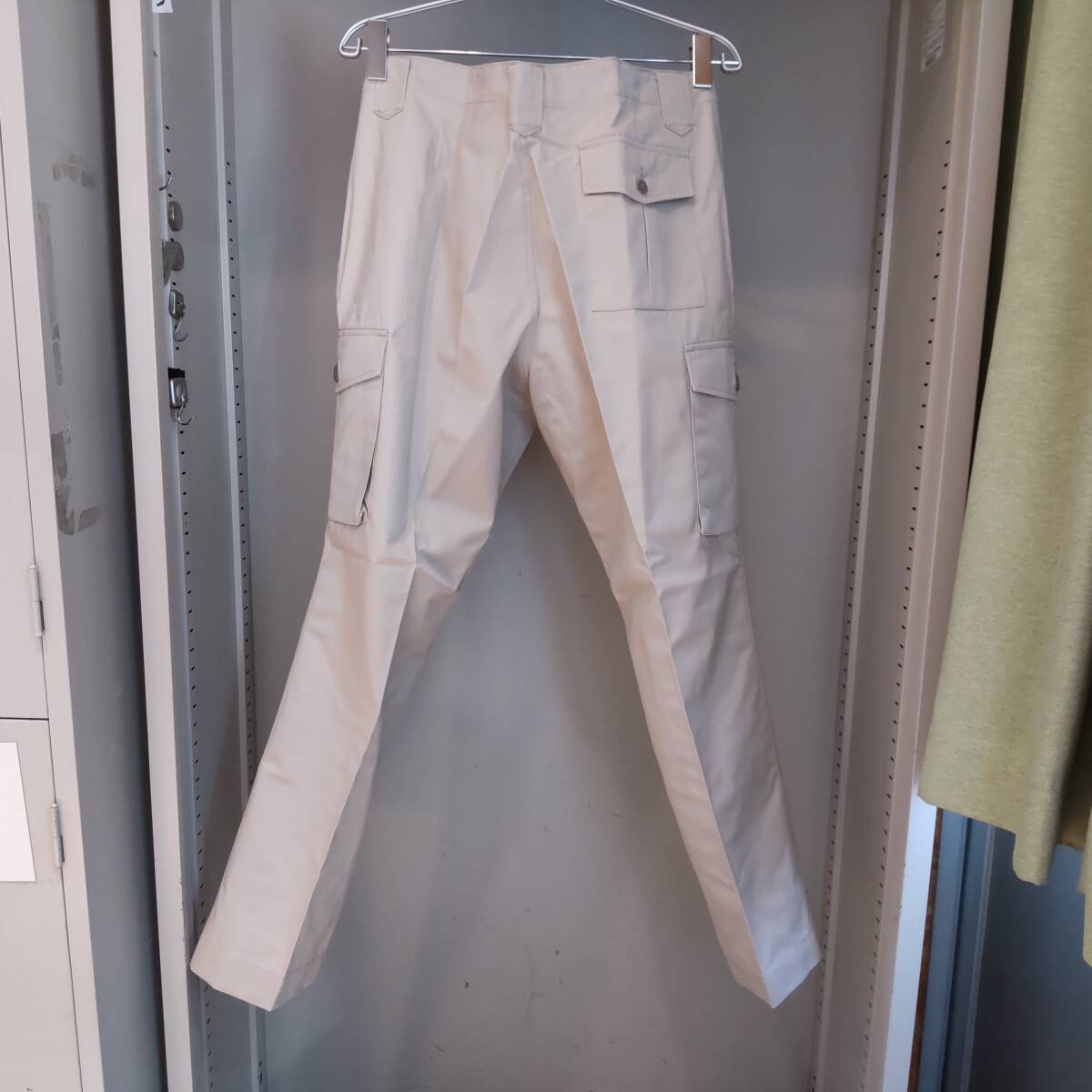 Y111907■(28)未使用 自重堂 TomoeSAKURA 秋冬 エコ製品制電カーゴパンツ 3320 サイズ96 4L? ベージュ 作業服 作業着 保管品■_画像2