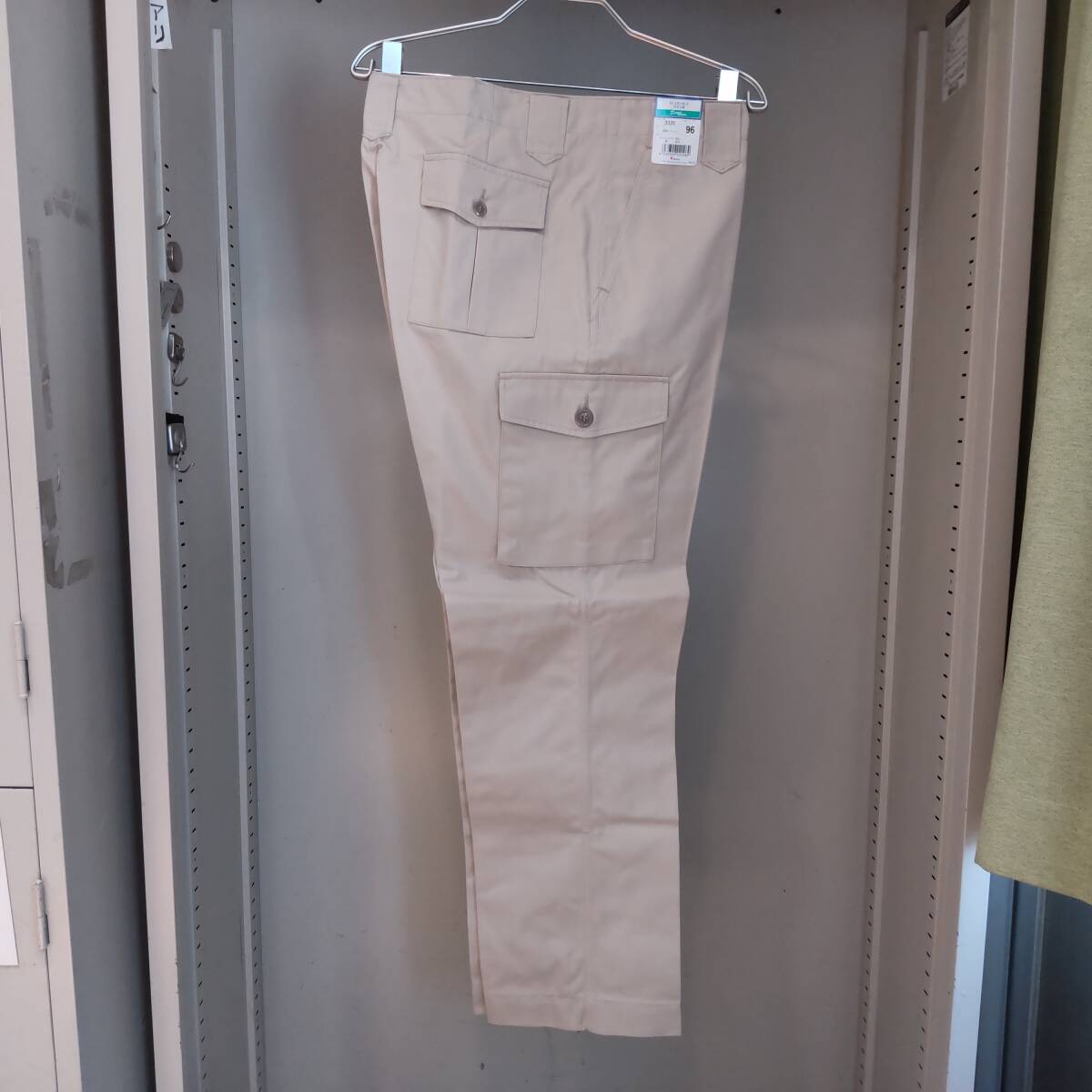 Y111907■(28)未使用 自重堂 TomoeSAKURA 秋冬 エコ製品制電カーゴパンツ 3320 サイズ96 4L? ベージュ 作業服 作業着 保管品■_画像4