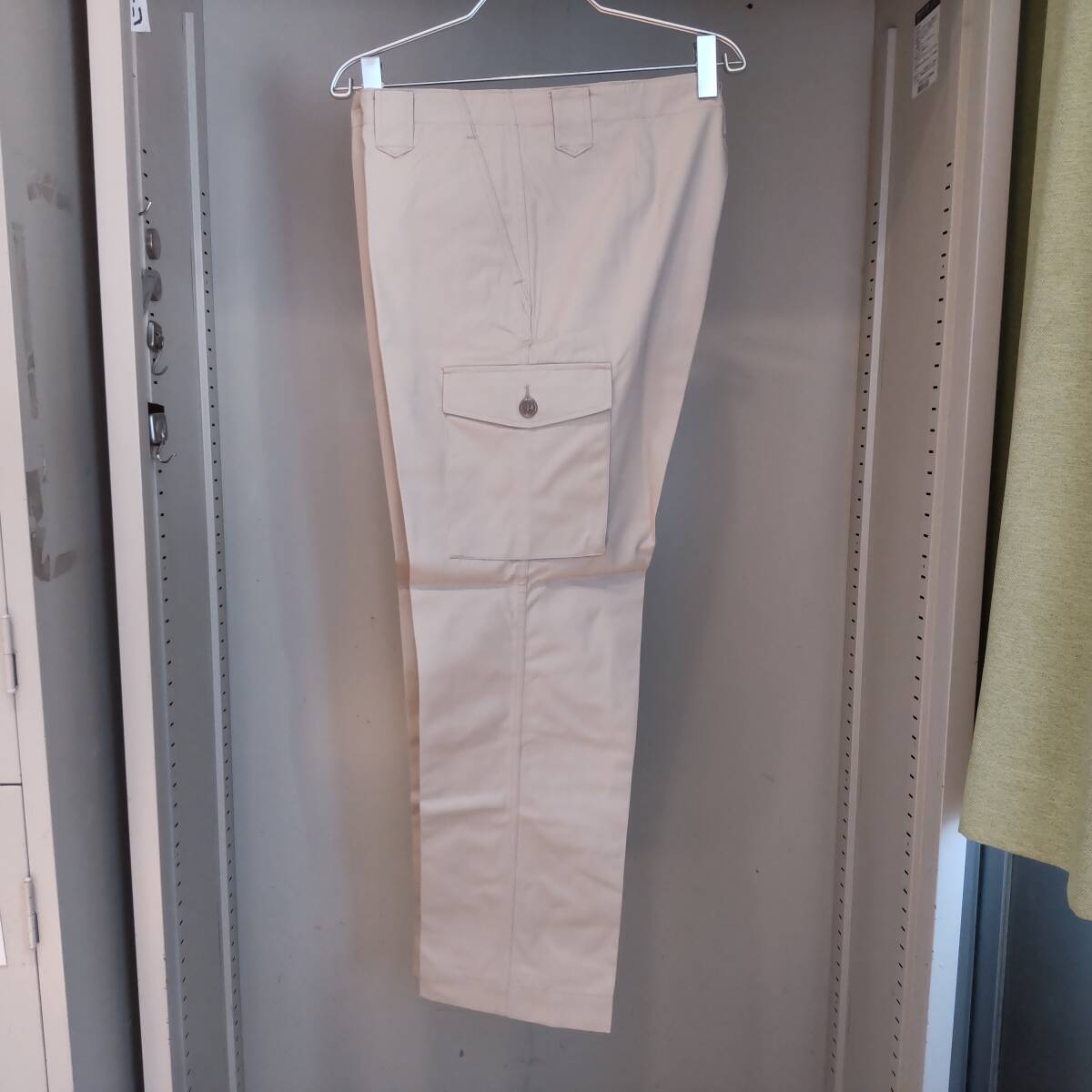 Y111907■(28)未使用 自重堂 TomoeSAKURA 秋冬 エコ製品制電カーゴパンツ 3320 サイズ96 4L? ベージュ 作業服 作業着 保管品■_画像3