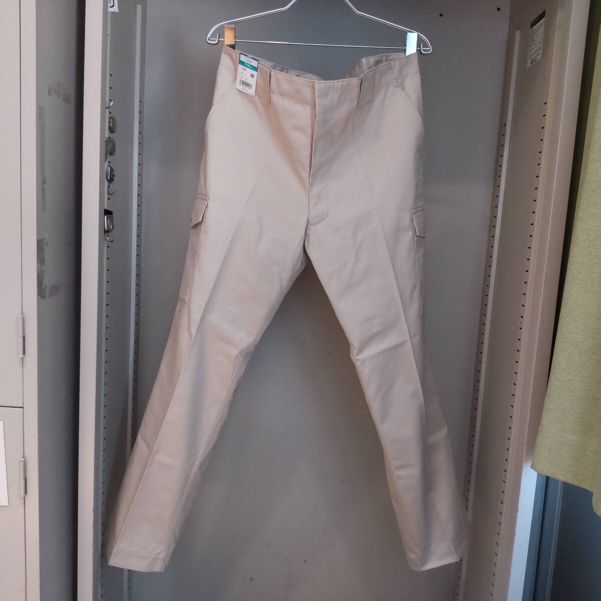 Y111907■(28)未使用 自重堂 TomoeSAKURA 秋冬 エコ製品制電カーゴパンツ 3320 サイズ96 4L? ベージュ 作業服 作業着 保管品■_画像1