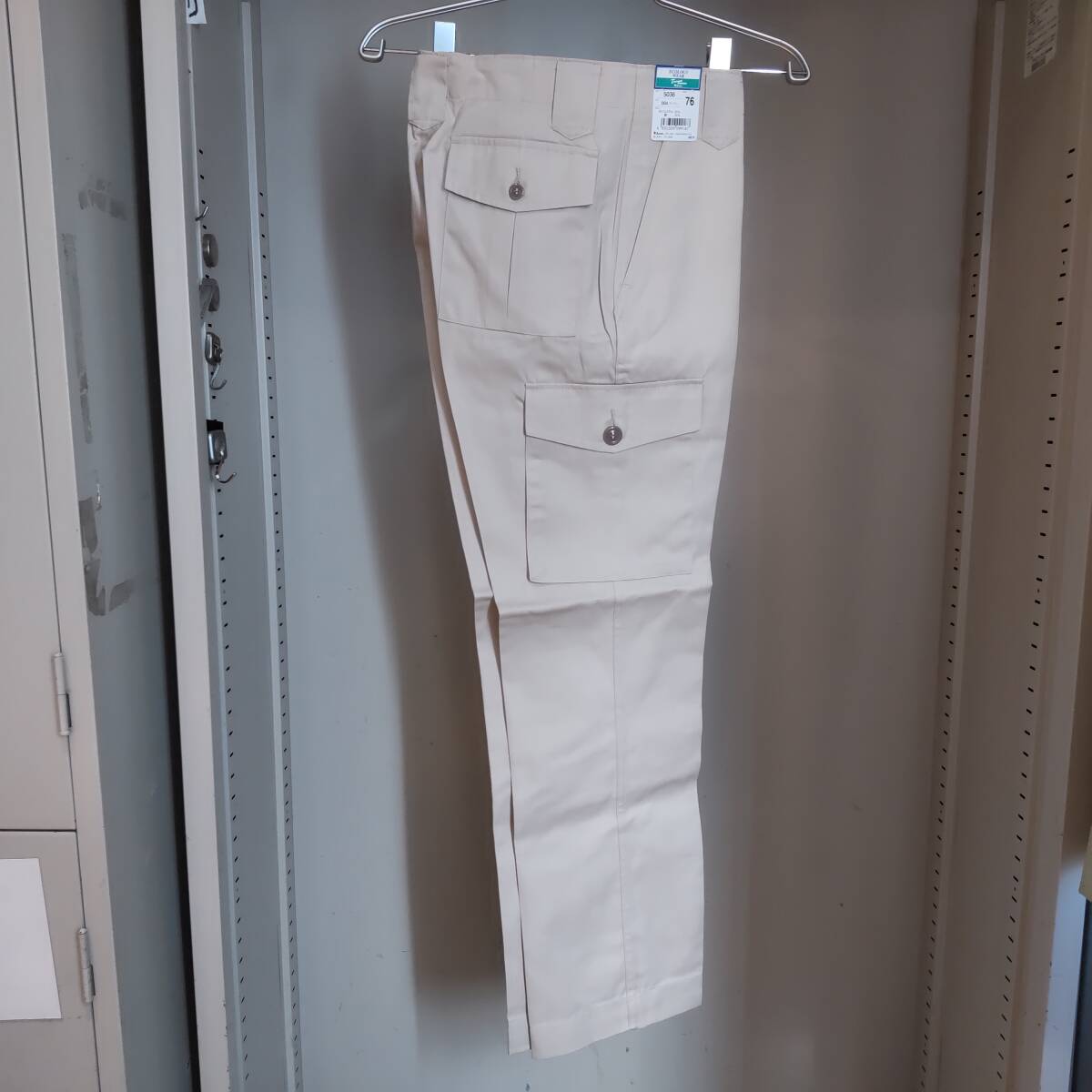 Y111909■(30)未使用 自重堂 TomoeSAKURA 春夏 エコ製品制電カーゴパンツ 5036 サイズ76 S? ベージュ 作業服 作業着 保管品■_画像4