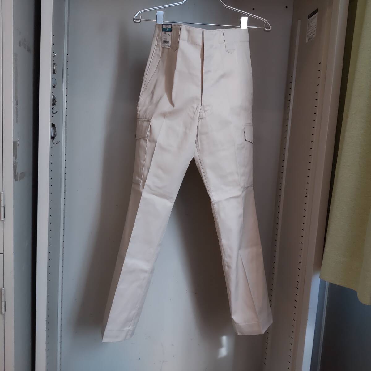 Y111909■(30)未使用 自重堂 TomoeSAKURA 春夏 エコ製品制電カーゴパンツ 5036 サイズ76 S? ベージュ 作業服 作業着 保管品■_画像1