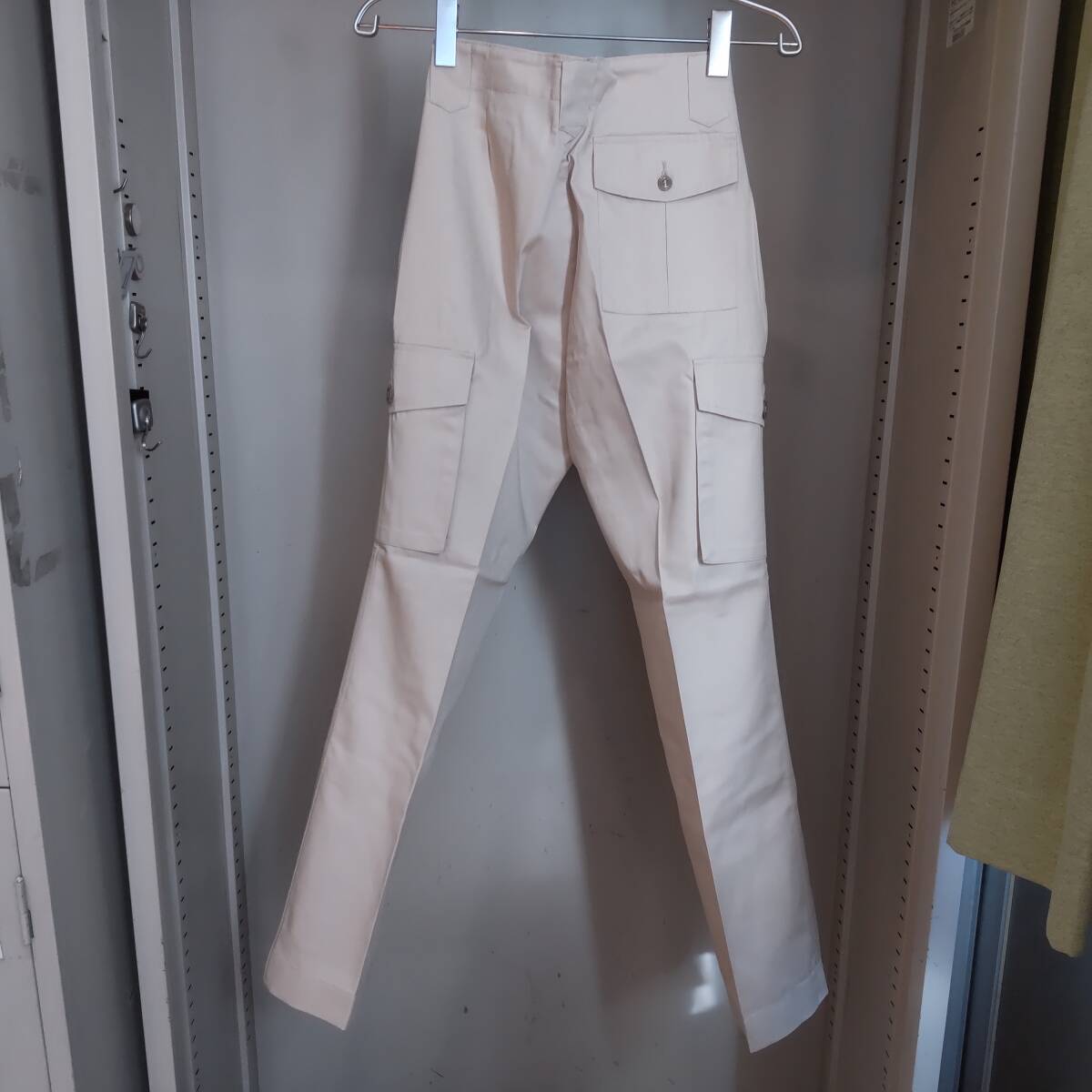 Y111909■(30)未使用 自重堂 TomoeSAKURA 春夏 エコ製品制電カーゴパンツ 5036 サイズ76 S? ベージュ 作業服 作業着 保管品■_画像3