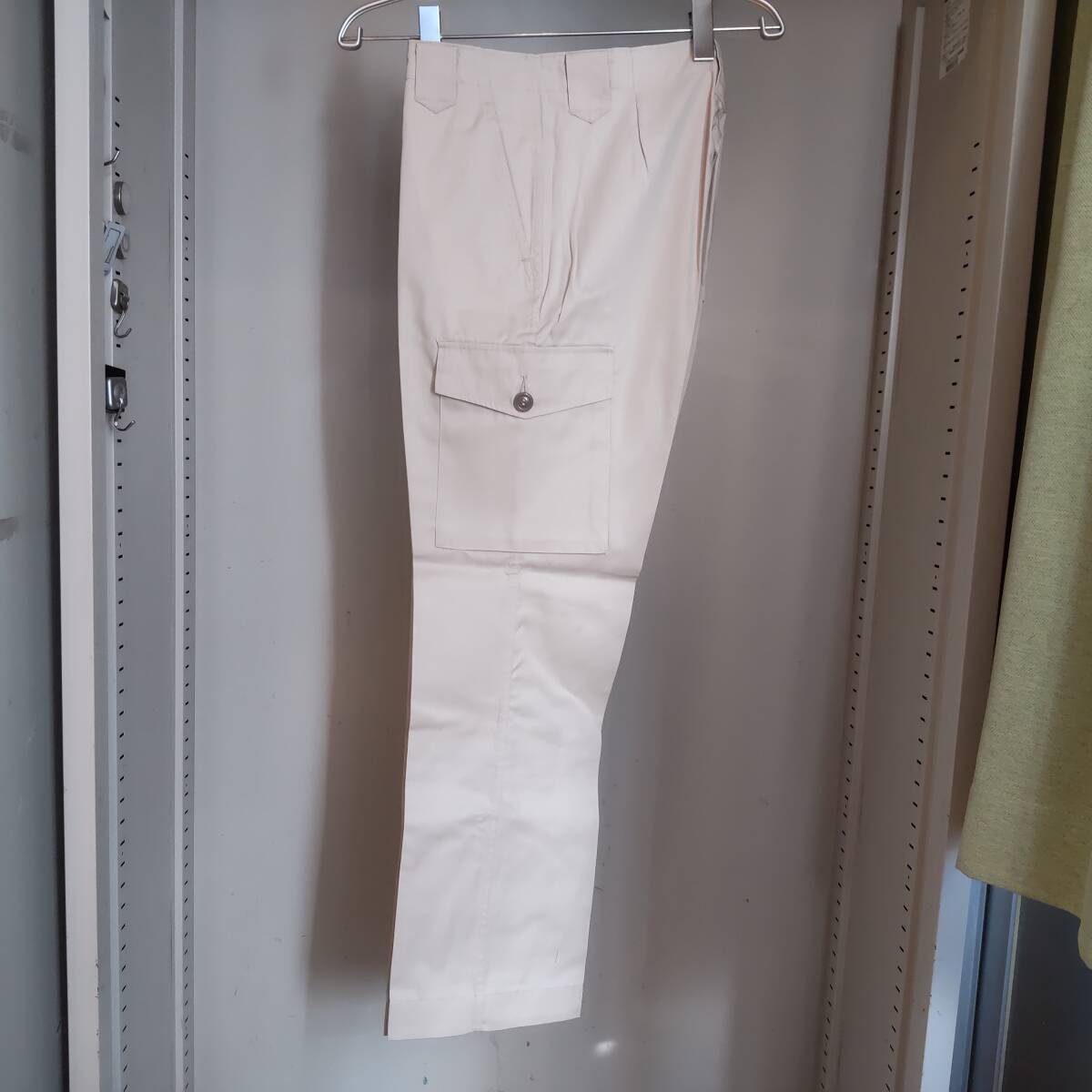 Y111910■(31)未使用 自重堂 TomoeSAKURA 春夏 エコ製品制電カーゴパンツ 5036 サイズ76 S? ベージュ 作業服 保管品 小さな汚れあり■_画像2