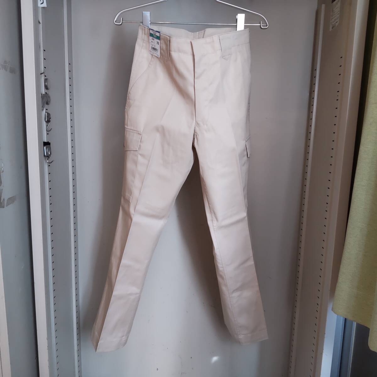 Y111910■(31)未使用 自重堂 TomoeSAKURA 春夏 エコ製品制電カーゴパンツ 5036 サイズ76 S? ベージュ 作業服 保管品 小さな汚れあり■_画像1