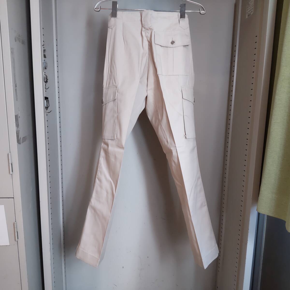 Y111910■(31)未使用 自重堂 TomoeSAKURA 春夏 エコ製品制電カーゴパンツ 5036 サイズ76 S? ベージュ 作業服 保管品 小さな汚れあり■_画像4