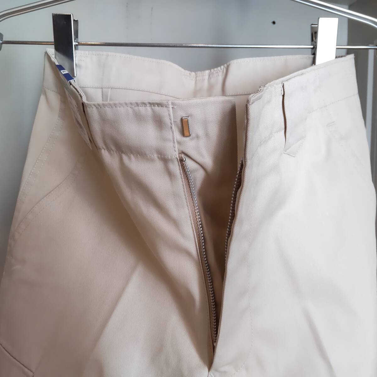 Y111910■(31)未使用 自重堂 TomoeSAKURA 春夏 エコ製品制電カーゴパンツ 5036 サイズ76 S? ベージュ 作業服 保管品 小さな汚れあり■_画像7