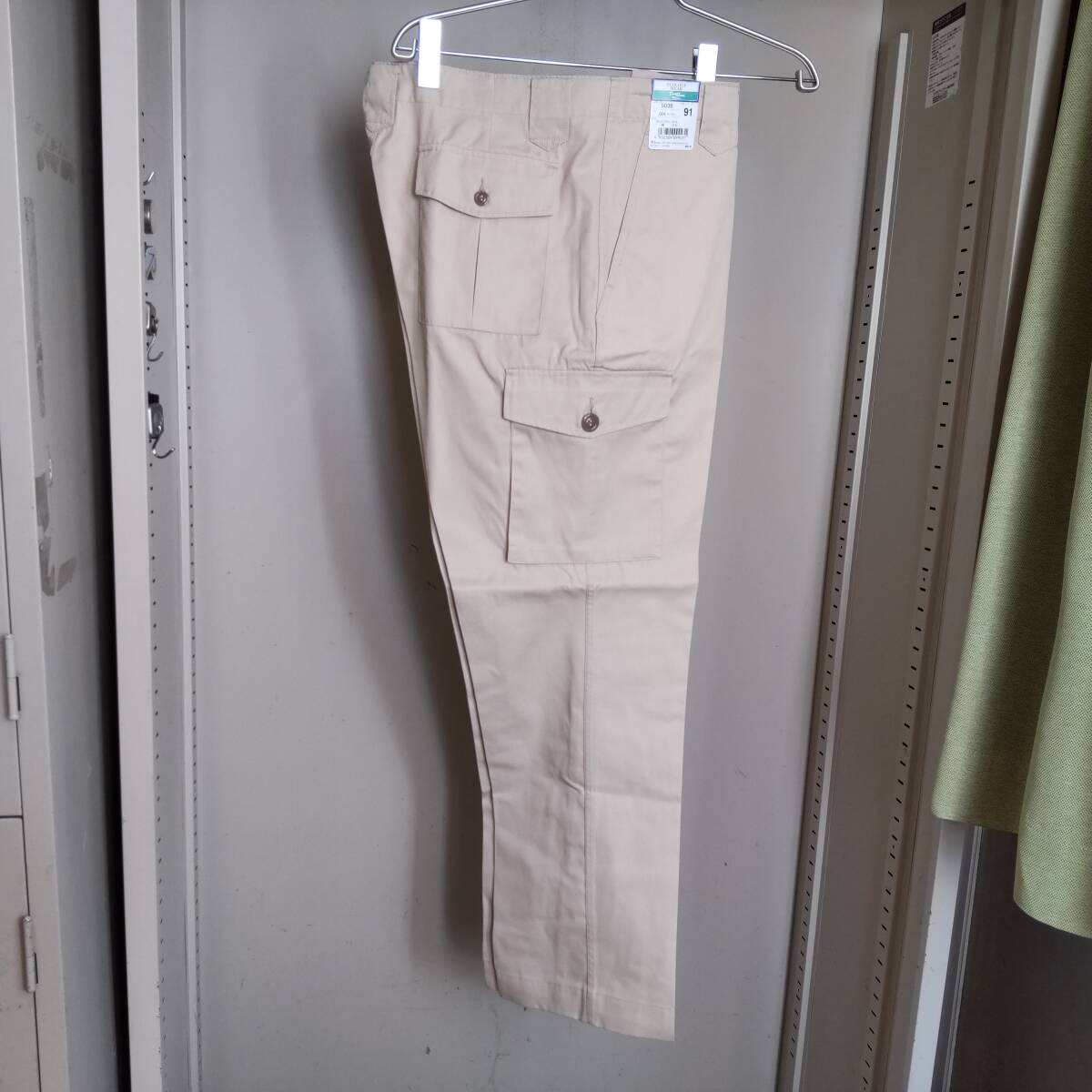 Y111913■(34)未使用 自重堂 TomoeSAKURA 春夏 エコ製品制電カーゴパンツ 5036 サイズ91 3L? ベージュ 作業服 作業着 保管品■_画像4