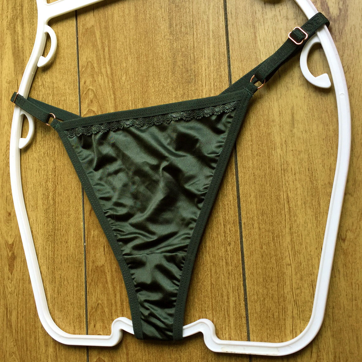 新品・未使用♪【MOFEI】つやつや光沢サテン風の輝き♪オーラ全開！美しいハイレグTバック/グリーン/L★パンティ/ショーツ/レディース下着_画像4