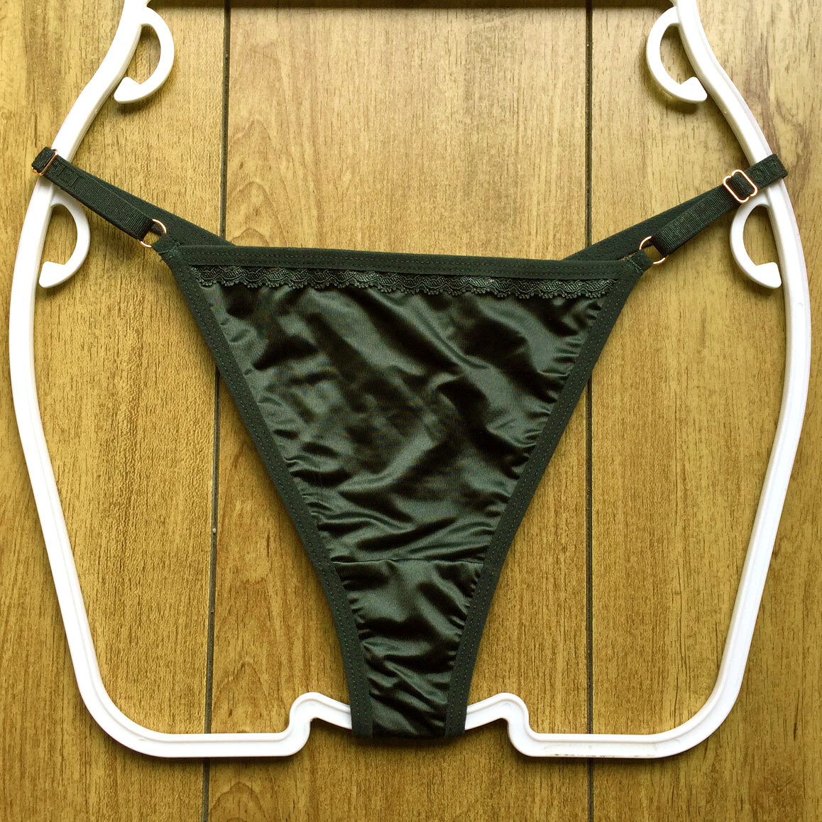 新品・未使用♪【MOFEI】つやつや光沢サテン風の輝き♪オーラ全開！美しいハイレグTバック/グリーン/L★パンティ/ショーツ/レディース下着_画像1