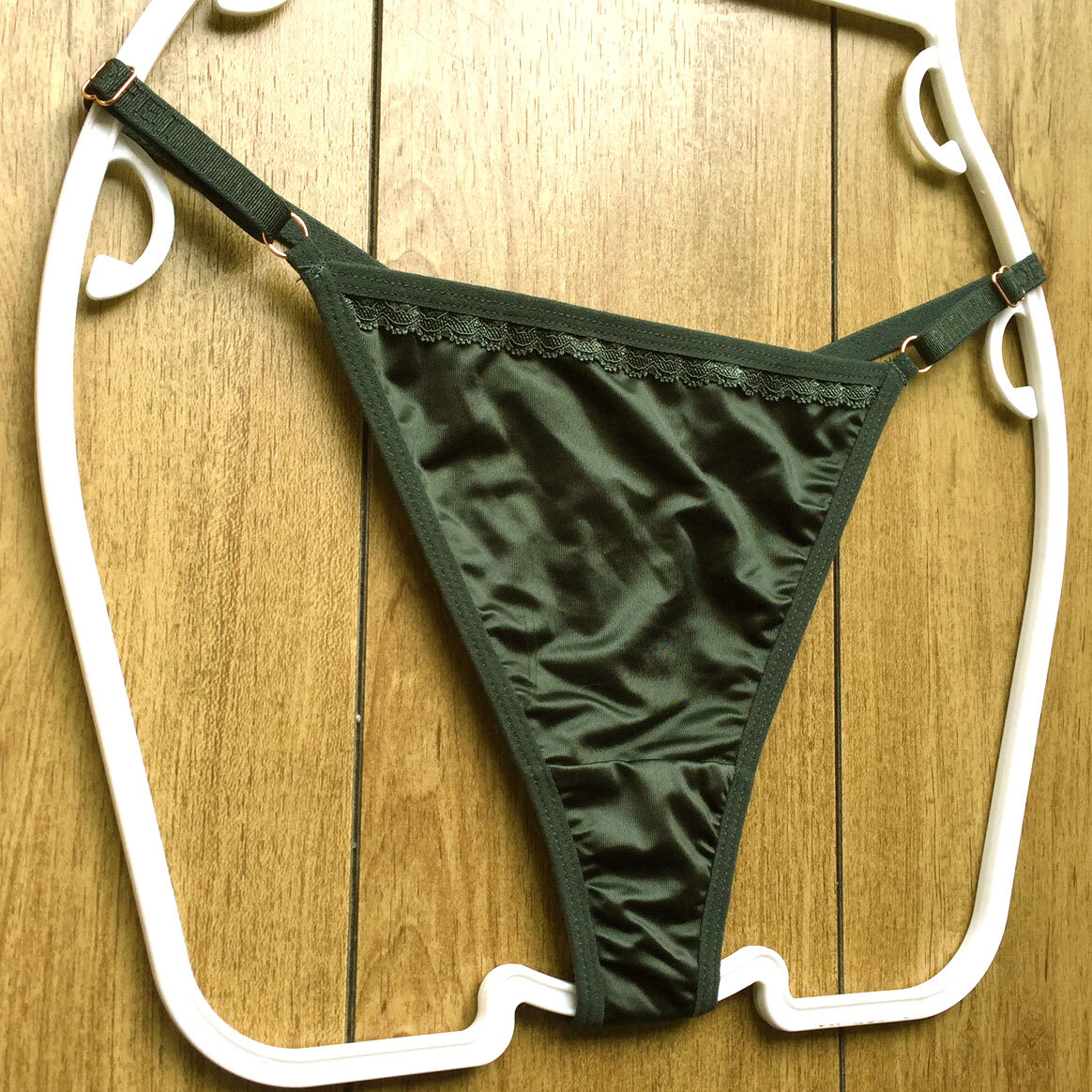 新品・未使用♪【MOFEI】つやつや光沢サテン風の輝き♪オーラ全開！美しいハイレグTバック/グリーン/L★パンティ/ショーツ/レディース下着_画像6