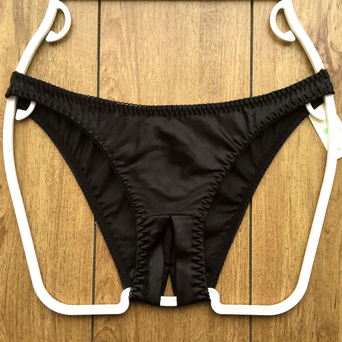新品・未使用♪【ラ・ポーム】つやつや光沢サテン♪ボトムオープン仕様のエッチなランジェ 日本製/黒/M★パンティ/ショーツ/レディース下着_画像1