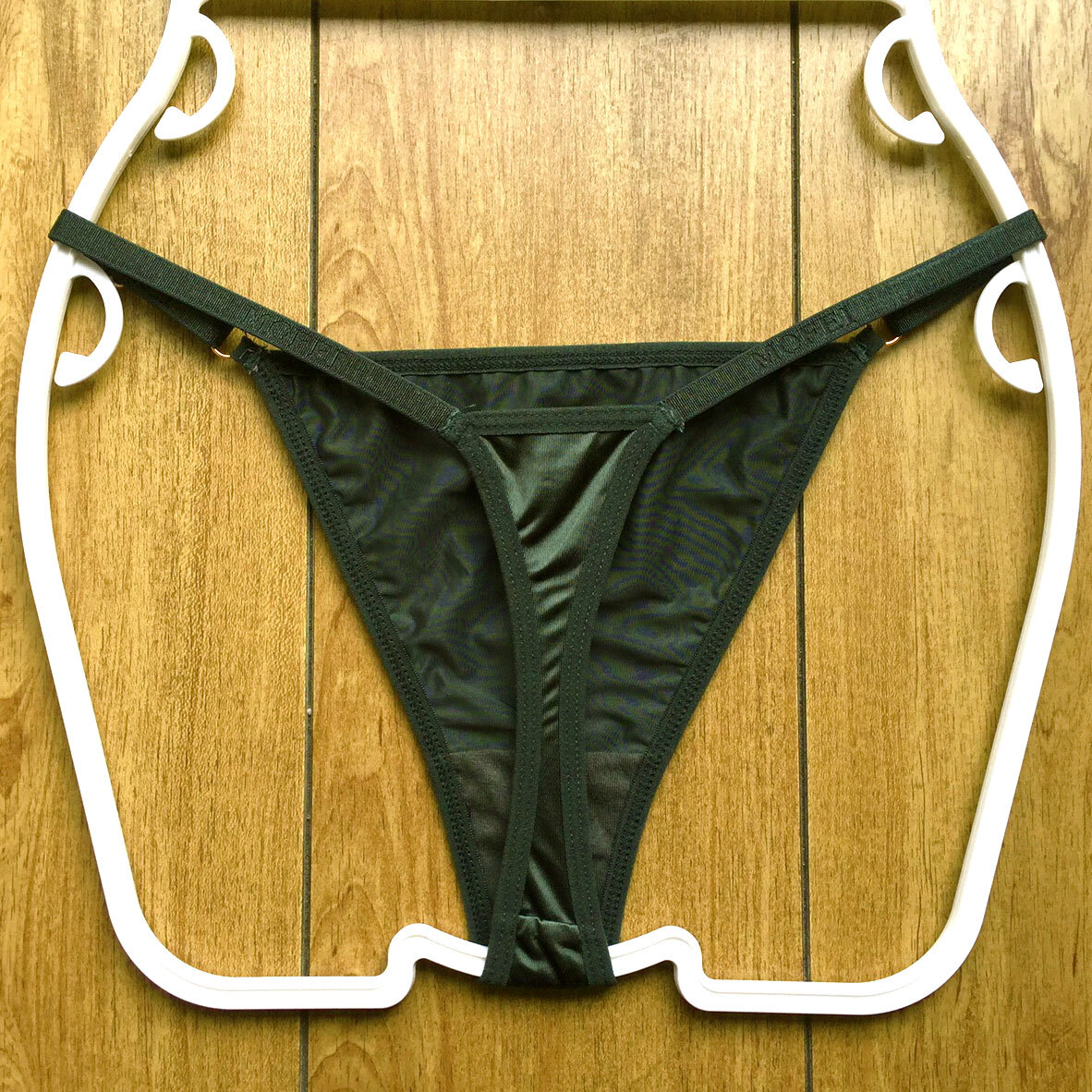 新品・未使用♪【MOFEI】つやつや光沢サテン風の輝き♪オーラ全開！美しいハイレグTバック/グリーン/L★パンティ/ショーツ/レディース下着_画像8