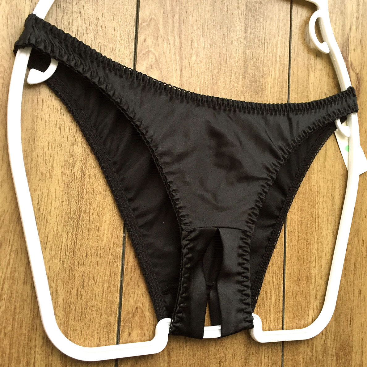 新品・未使用♪【ラ・ポーム】つやつや光沢サテン♪ボトムオープン仕様のエッチなランジェ 日本製/黒/M★パンティ/ショーツ/レディース下着_画像6