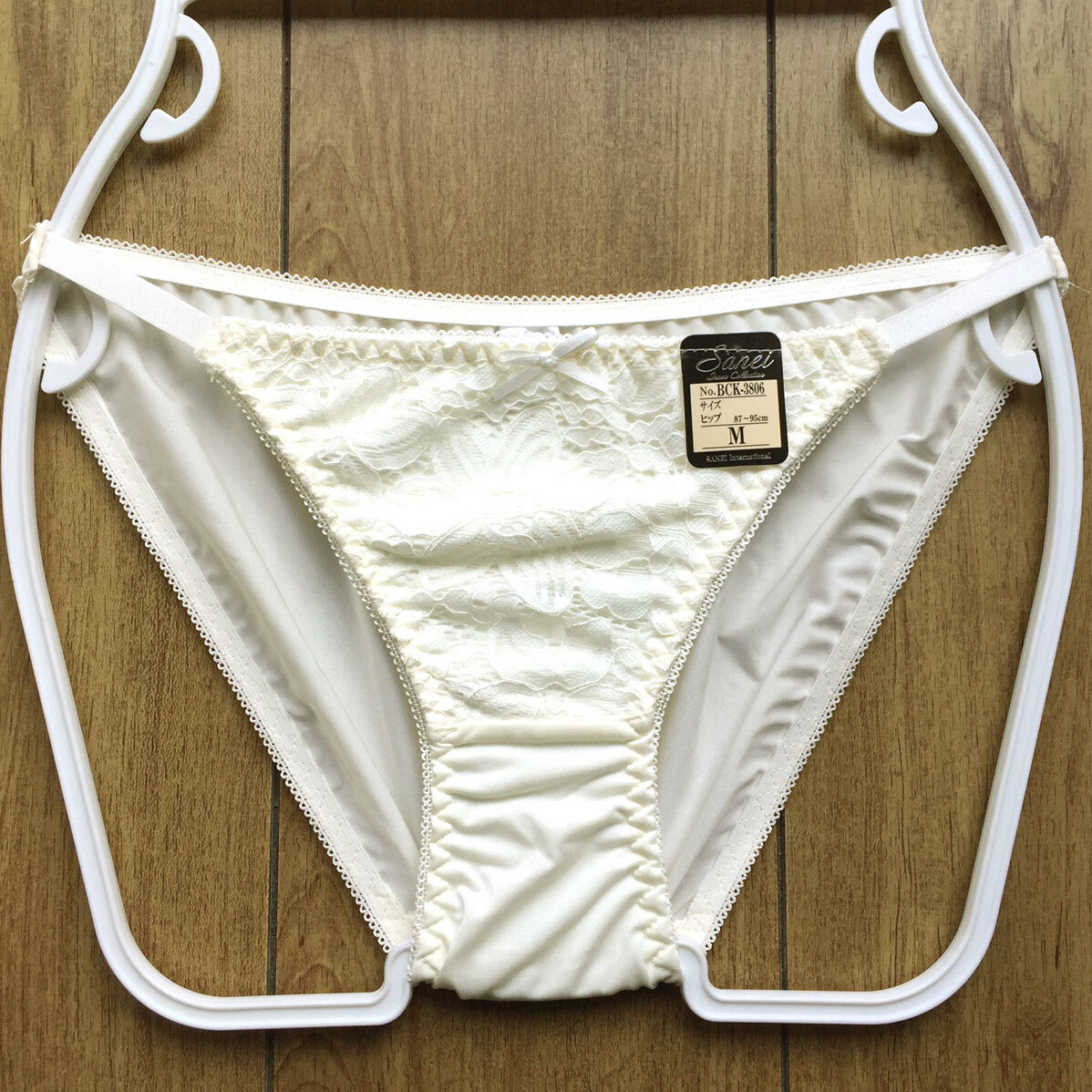 新品・未使用♪【SANEI】大ぶり花柄レースがめっちゃ綺麗~♪立体感あってエレガントなランジェ/白/M★パンティ/ショーツ/レディース下着_画像1