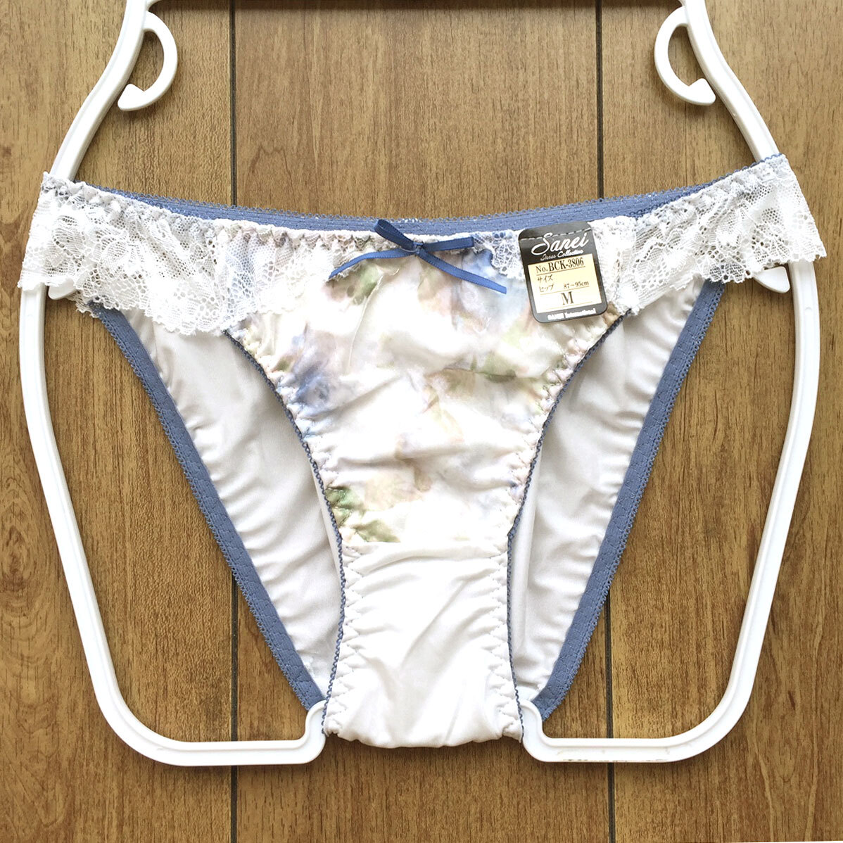 新品・未使用♪【SANEI】シフォン地に上品な花模様♪サイドレースを重ねてめちゃ可愛いランジェ/白/M★パンティ/ショーツ/レディース下着_画像1