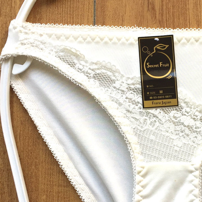 新品・未使用♪【特価★Secret Fruit】透け感ある美しいレース♪アシンメトリーでおしゃれ/オフ白/M★パンティ/ショーツ/レディース下着_画像2